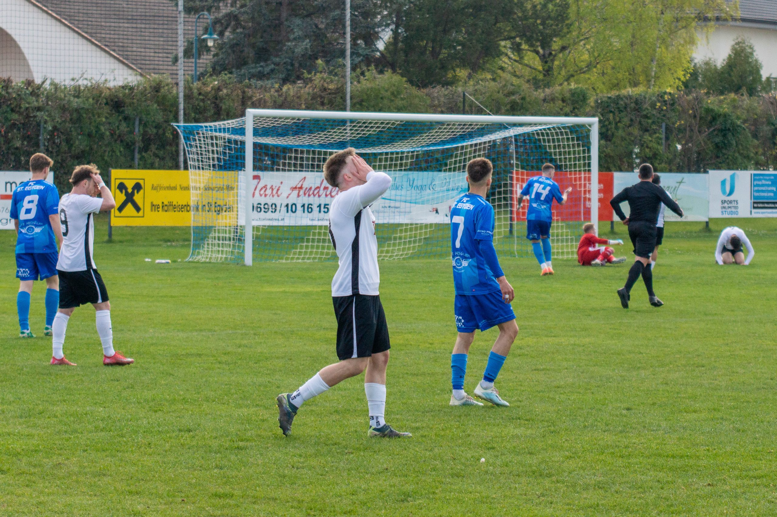 Enttäuschte Spieler des SC Neunkirchen nach der Niederlage gegen St. Egyden
