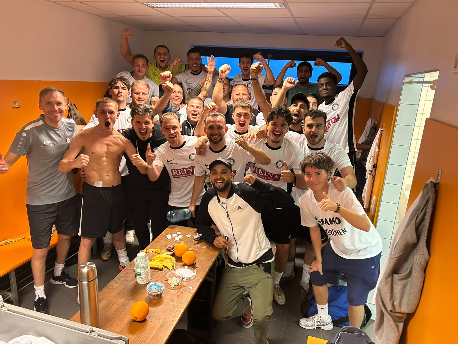 SC Eurotor Neunkirchen feiert den 4:0-Auswärtssieg gegen Gloggnitz II.